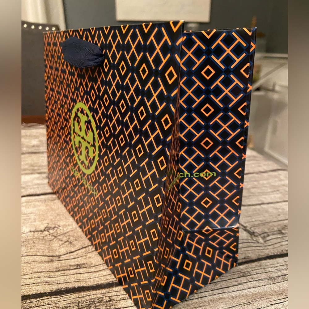 Last one! ⏰ NWT Gorgeous stretchy bracelet w/Tory Burch logo charm + gift wrap - Picture 7 of 13